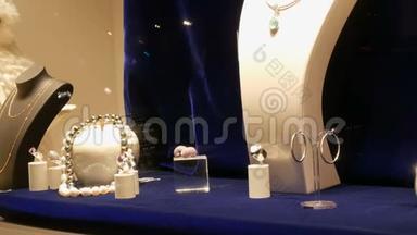 珠宝店橱窗里摆着以黄金、白银、珍珠为原料的昂贵豪华珠宝柜台